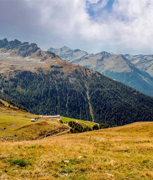 Güneşli bir günde Saint Luc Vadisi'nde İsviçre Alpleri dağlarında.