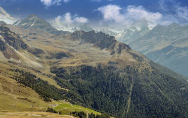 Bulutlu bir günde Saint Luc vadisindeki İsviçre Alpleri dağları.