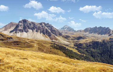 Bulutlu bir günde Saint Luc vadisindeki İsviçre Alpleri dağları.
