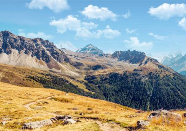 Bulutlu bir günde Saint Luc vadisindeki İsviçre Alpleri dağları.
