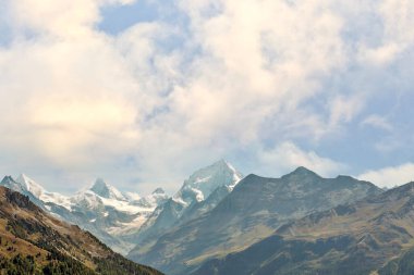 Bulutlu bir günde Saint Luc vadisindeki İsviçre Alpleri dağları.