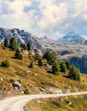 Bulutlu bir günde Saint Luc vadisindeki İsviçre Alpleri dağları.