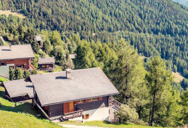 Bulutlu bir günde Saint Luc vadisindeki İsviçre Alpleri dağları.