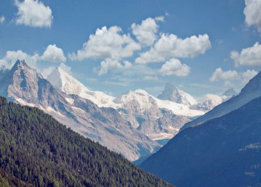Güneşli bir günde Saint Luc Vadisi'nde İsviçre Alpleri dağlarında.