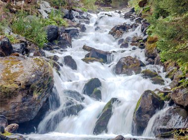 Güneşli bir günde Saint Luc Vadisi'nde İsviçre Alpleri dağlarında Nehri.