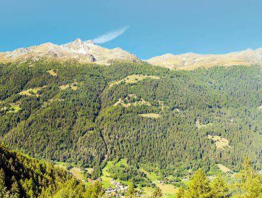 Güneşli bir günde Saint Luc Vadisi'nde İsviçre Alpleri dağlarında.