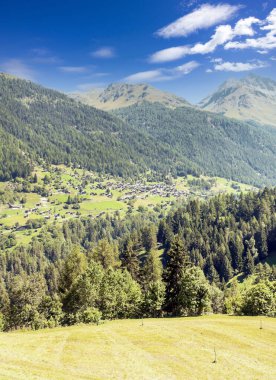 Bulutlu bir günde Saint Luc vadisindeki İsviçre Alpleri dağları.