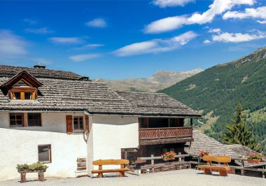 Bulutlu bir günde, Saint Luc vadisindeki İsviçre Alplerinde ahşap evler.