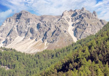 Bulutlu bir günde Saint Luc vadisindeki İsviçre Alpleri dağları.