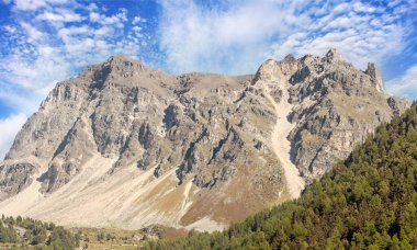 Bulutlu bir günde Saint Luc vadisindeki İsviçre Alpleri dağları.