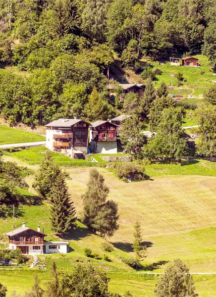 Ξύλινα Σπίτια Στις Ελβετικές Άλπεις Στην Κοιλάδα Του Αγίου Λουκά — Φωτογραφία Αρχείου