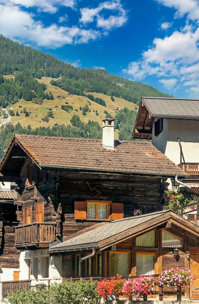 Casas Madeira Nos Alpes Suíços Vale Saint Luc Dia Nublado — Fotografia de Stock