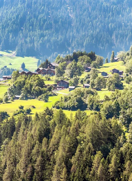Dřevěné Domy Švýcarských Alpách Údolí Svatého Luca Oblačného Dne — Stock fotografie