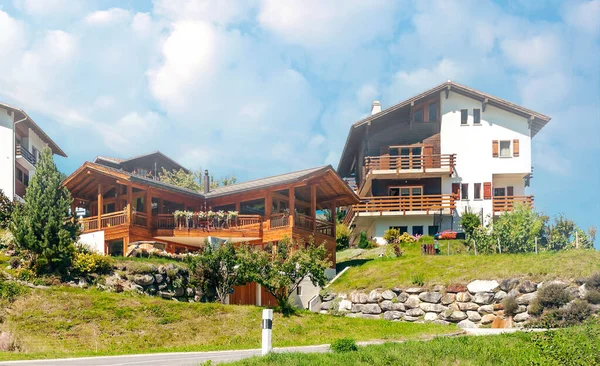 Bulutlu bir günde, Saint Luc vadisindeki İsviçre Alplerinde ahşap evler.