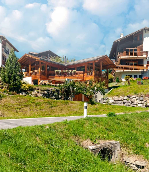 Bulutlu bir günde, Saint Luc vadisindeki İsviçre Alplerinde ahşap evler.