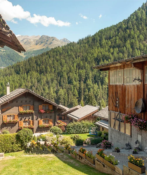 Деревянные Дома Швейцарских Альпах Долине Святого Люка Облачный День — стоковое фото