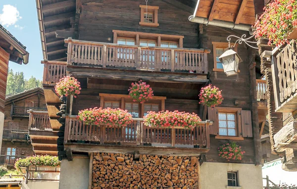 Rues Avec Maisons Bois Grimentz Suisse Par Une Journée Ensoleillée — Photo
