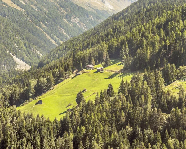 Bulutlu bir günde Saint Luc vadisindeki İsviçre Alpleri dağları.