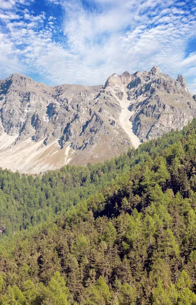 Bulutlu bir günde Saint Luc vadisindeki İsviçre Alpleri dağları.