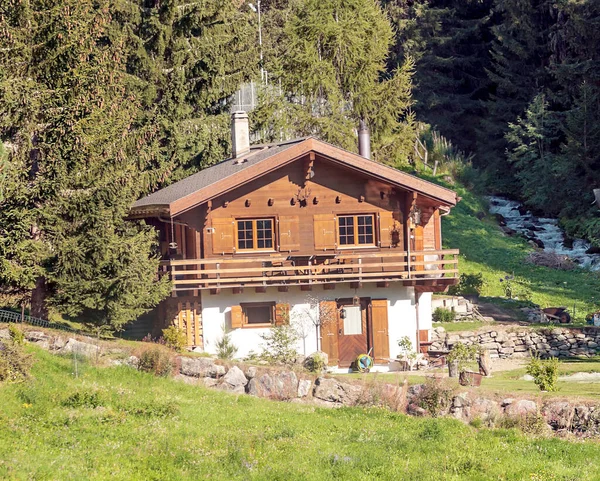 Деревянные Дома Швейцарских Альпах Долине Святого Люка Облачный День — стоковое фото