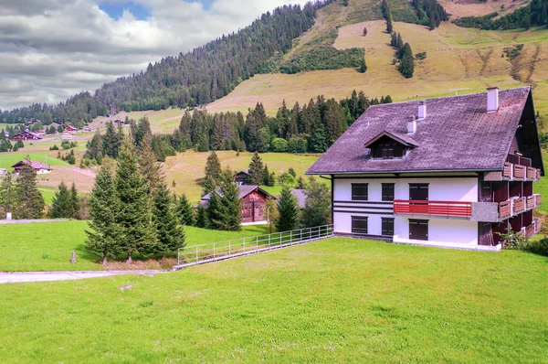 Berge Der Schweizer Alpen Mit Holzhütten Und Wiesen Einem Sonnigen — Stockfoto