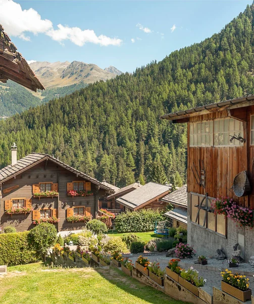 Holzhäuser Den Schweizer Alpen Saint Luc Tal Einem Bewölkten Tag lizenzfreie Stockbilder