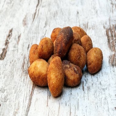 Kırsal arkaplanla çevrili kroketler