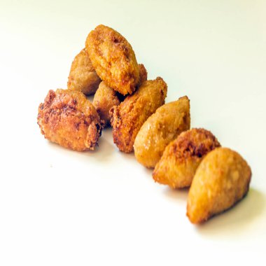 Beyaz arkaplanla çevrili kroketler