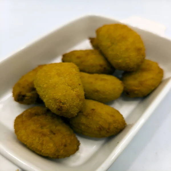 Croquetes Cercados Por Fundo Branco — Fotografia de Stock