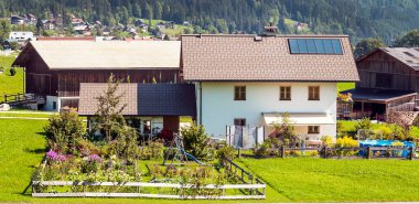 Bulutlu bir günde, Avusturya Alplerinde tahta evleri olan Gosau köyü..