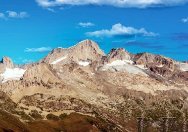 Güneşli bir günde Avusturya Alpleri'nde dağlar