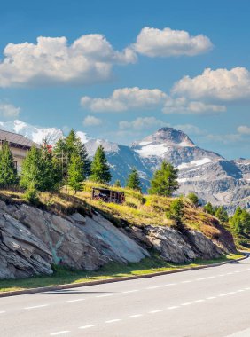 Güneşli bir günde Avusturya Alpleri'nde dağlar