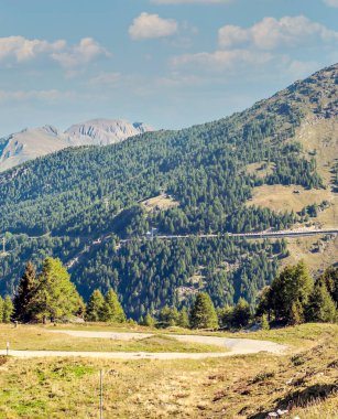 Güneşli bir günde Avusturya Alpleri'nde dağlar