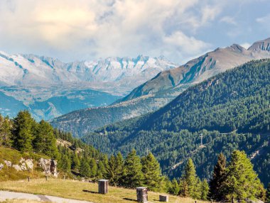 Güneşli bir günde Avusturya Alpleri'nde dağlar