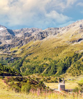 Güneşli bir günde Avusturya Alpleri'nde dağlar