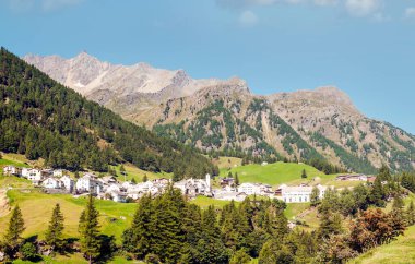 Güneşli bir günde Avusturya Alpleri'nde dağlar
