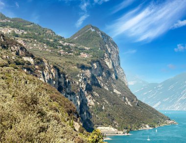 Como Gölü kıyısında güneşli bir İtalya