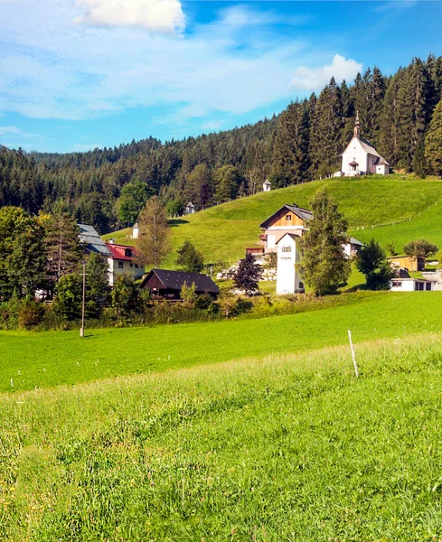 Bulutlu Bir Günde Avusturya Alplerinde Tahta Evleri Olan Gosau Köyü — Stok fotoğraf