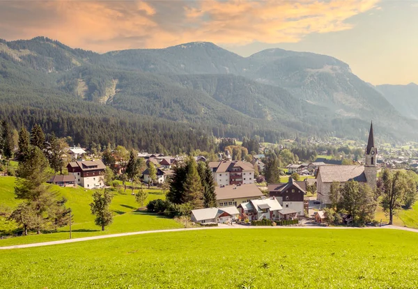 Village Gosau Med Sina Trähus Alperna Österrike Molnig Dag — Stockfoto