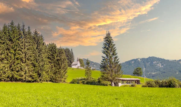 화창한 오스트리아의 알프스에서의 주택으로 — 스톡 사진