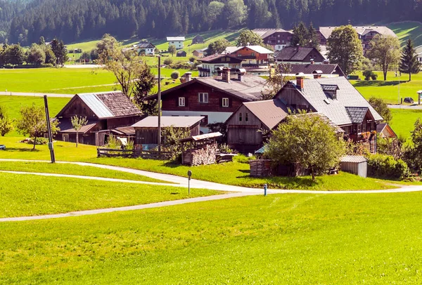 Das Dorf Gosau Mit Seinen Holzhäusern Den Österreichischen Alpen Einem — Stockfoto