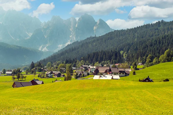 Bulutlu Bir Günde Avusturya Alplerinde Tahta Evleri Olan Gosau Köyü — Stok fotoğraf