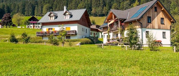 Das Dorf Gosau Mit Seinen Holzhäusern Den Österreichischen Alpen Einem — Stockfoto