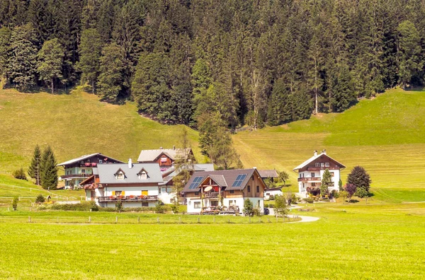 Das Dorf Gosau Mit Seinen Holzhäusern Den Österreichischen Alpen Einem — Stockfoto