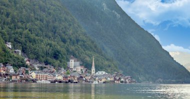 Alpbach göl güneşli bir Avusturya Alpleri'nde.