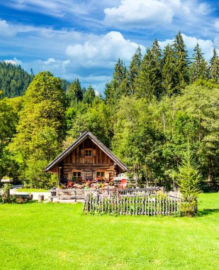 Bulutlu bir günde, Avusturya Alplerinde tahta evleri olan Gosau köyü..
