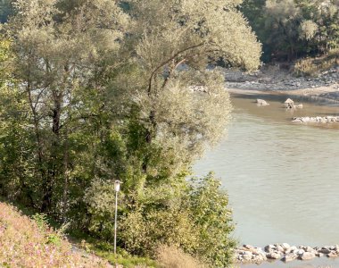 Alpbach göl güneşli bir Avusturya Alpleri'nde.