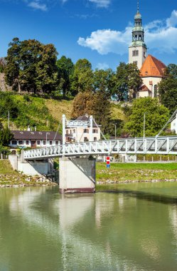Avusturya Alpleri 'ndeki Salzburg şehri güneşli bir günde