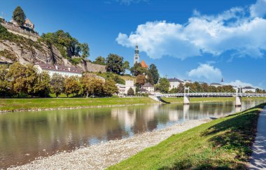 Avusturya Alpleri 'ndeki Salzburg şehri güneşli bir günde