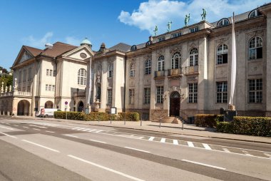 Avusturya Alpleri 'ndeki Salzburg şehri güneşli bir günde